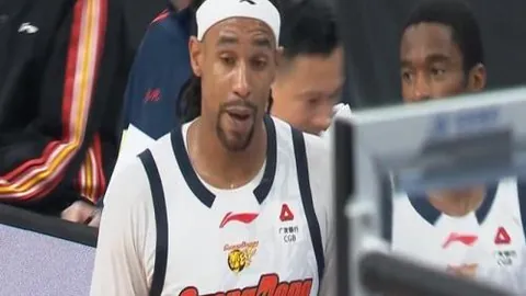 “曼联冬窗与那不勒斯达成奥斯梅恩转会协议，球员却决定留在土超”